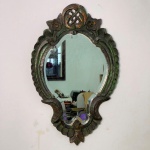 ESPELHO - Espelho em moldura em madeira nobre, com entalhes de flores, resquícios de pintura, bisotado. Med.: 70x44 cm. Móveis Usados - Lote de móvel antigo e usado, podendo apresentar marcas de uso e desgaste natural do tempo. Há possibilidade de danos ocultos e ou outras imperfeições.  Não há garantia ou possibilidade de devolução após a aquisição. Recomenda-se inspeção prévia.