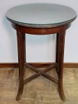 MOBILIÁRIO - Mesa auxiliar em madeira nobre, tampo protetor em vidro. Med. 82x62 cm. Móveis Usados - Lote de móvel antigo e usado, podendo apresentar marcas de uso e desgaste natural do tempo. Há possibilidade de danos ocultos e ou outras imperfeições.  Não há garantia ou possibilidade de devolução após a aquisição. Recomenda-se inspeção prévia.