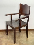 MOBILIÁRIO - Cadeira em madeira nobre, assento em couro, lavrado e tachões, encosto em madeira. Med. 92x44x57 cm. Móveis Usados - Lote de móvel antigo e usado, podendo apresentar marcas de uso e desgaste natural do tempo. Há possibilidade de danos ocultos e ou outras imperfeições.  Não há garantia ou possibilidade de devolução após a aquisição. Recomenda-se inspeção prévia.