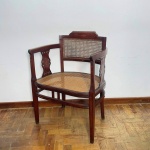 MOBILIÁRIO - Cadeira em madeira nobre, marchetada, Art Decô, pequenas faltas, assento e encosto em palhinha. Med. 88x47x60 cm. Móveis Usados - Lote de móvel antigo e usado, podendo apresentar marcas de uso e desgaste natural do tempo. Há possibilidade de danos ocultos e ou outras imperfeições.  Não há garantia ou possibilidade de devolução após a aquisição. Recomenda-se inspeção prévia.