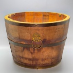 DIVERSOS - Antigo cachepô meio tonel/barril em madeira nobre e aros em metal, alças com cara de leão. Med. 27x40 cm.