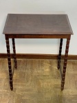 MOBILIÁRIO - Mesa auxiliar em jacarandá, colunas torneadas. Med. 70x69x40 cm. Móveis Usados - Lote de móvel antigo e usado, podendo apresentar marcas de uso e desgaste natural do tempo. Há possibilidade de danos ocultos e ou outras imperfeições.  Não há garantia ou possibilidade de devolução após a aquisição. Recomenda-se inspeção prévia.