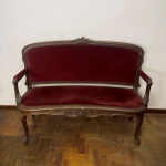 MOBILIÁRIO - Antigo sofá de 2 lugares em madeira nobre, estofado em veludo vinho. Med. 100x127x49 cm. Necessita restauro no estofamento, vestigios de antigo ataque de cupins. Móveis Usados - Lote de móvel antigo e usado, podendo apresentar marcas de uso e desgaste natural do tempo. Há possibilidade de danos ocultos e ou outras imperfeições.  Não há garantia ou possibilidade de devolução após a aquisição. Recomenda-se inspeção prévia.