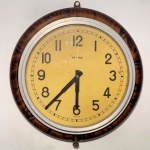 RELÓGIO - Antigo relógio suíço de parede da marca "Mira", estrutura em metal pintado. Nâo testado e sem garantia. Med.: 36 cm.