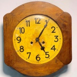 RELÓGIO - Junghans - Antigo Relógio Alemão, de parede, marcado, em madeira nobre, mostrador pintado, 2 furos. Med. 37x32 cm. Não testado e sem garantia.