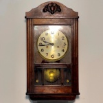 RELÓGIO - Relógio de parede. Caixa em madeira nobre entalhada. Vidro da porta em pintura jateada. Com chave e pêndulo.  Não testado e sem garantia.