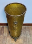 METAL - Grande bengaleiro em metal dourado, martelado. Med. 57x30 cm. Marcas do tempo e de uso.