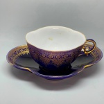 PORCELANA - Linda xícara de chã em porcelana européia em azul cobalto decorada com ricos detalhes em dourado. Med. 7x14x12 cm e 3,5x19x16 cm.