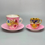 PORCELANA - Lote de xícaras café e chá em porcelana, pintadas a mão em tom rose com relevo de flores, rica douração. Med. 8,5x10x8,5 cm, 15 cm, 6,5x8x6 cm e 12 cm. Desgastes.
