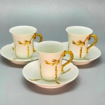 PORCELANA - LIMOGES - Conjunto de 3 canecas em fina porcelana francesa, na cor branca, detalhes em dourado. Med. 7,5x8,5x7 e 13 cm.