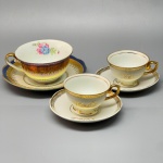 PORCELANA - Lote de 2 xícaras em porcelana branca, escrita EU e VOCÊ, decorado com dourados e xícara de chá, decorada com flores policromadas e farta douração. Med. 4x8x7 cm, 10 cm, 5x12x10 cm e 15 cm.