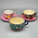 PORCELANA /  FAIANÇA - Lote de 3 xícaras de chá, sendo 1 em porcelana e 2 faiança, todas decoradas com flores policromadas, estilos e técnicas diferentes. Med. 6x13x11 cm, 5x12x10 cm, e5x10x8 cm, 14 cm.