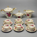 PORCELANA - Conjunto de café em porcelana branca, decorado com flores policromados com detalhes em dourado. Composto de: bule de café, leiteira, açucareiro e 6 xícaras. Med. 17 cm, 4 cm. Total de 9 cm.
