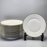 PORCELANA - ROSENTHAL - Conjunto de 16 pratos rasos, porcelana branca com frisos dourados. Leves bicados e desgastes. Med. 25 cm.
