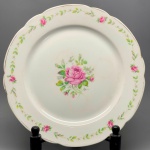 PORCELANA - Prato decorativo branca decorado com flores policromadas. Dia. 32 cm.