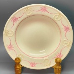 PORCELANA - Prato decorativo, branca decorado guirlandas em tom rosa e relevo. Dia. 26 cm.