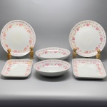 PORCELANA - Lote de parte de jogo de jantar em porcelana, decorado com flores colorizado (rosas), 2 tigelas, 2 pratos, 2 travessas retangulares. Med. maior 32x18 cm e menor 5x22 cm. Total de 6 peças. Marcas do tempo e de uso.