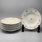 FAIANÇA - Parte de jogo de jantar em faiança branca, decorado com delicadas rosas e frisos dourados, composta de: 11 pratos fundos. Med. 23 cm, Bicados, lascados e fios de cabelo.