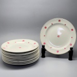 FAIANÇA - Parte de jogo de jantar em faiança branca, decorado com delicadas rosas e frisos dourados, composta de: 12 pratos rasos. Med. 23 cm. Leves marcas de uso.