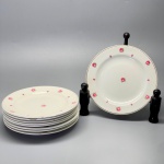 FAIANÇA - Parte de jogo de jantar em faiança branca, decorado com delicadas rosas e frisos dourados, composta de: 9 pratos sobremesa. Med. 18 cm. Lascados.