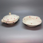 FAIANÇA - Parte de jogo de jantar em faiança branca, decorado com delicadas rosas e frisos dourados, composta de: Sopeira e saladeira. Med. 16x27x20 cm e 7x27x24 cm. Leves marcas de uso.