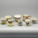 PORCELANA - Lote de pequenas xícaras de café diversas. Total 8 peças. Med. 5x9x7 cm e 4x5x3,5 cm. Bicados e fios de cabelos.