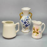 PORCELANA - Lote de 2 leiteiras pequenas e 1 vaso floreira, sendo 1 de Limoges. Med. 14,5 cm e 9 cm.