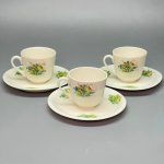 PORCELANA - Lote de 3 xícaras de café decorados com flores policromadas. Med. 5x7x5,5 cm e 11 cm.