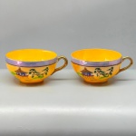 PORCELANA - Lote de 2 xícaras de chá, ditas cascas de ovos, decorados com cenas de pagode e detalhes dourados. Med.4,5x10x8,5 cm.