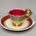 PORCELANA - Xícara de café ricamente decorados. Med. 4,5x6x4,5 cm e 9 cm.
