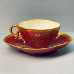 PORCELANA - Xícara de café porcelana européia em tom vinho e farrta douração. Med. 4,5x8x7 cm e 11,5x9,5 cm.