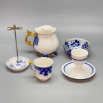 PORCELANA - Lote de porcelana branca e azul, diversos, xícaras de café e chá, porta ovo, tigela e suporte. Med. 16 cm e 6 cm. Desgastes. Total de 5 peças.