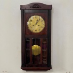 RELÓGIO - Junghans - Antigo Relógio Alemão, marcado, em madeira nobre, mostrador  em metal, 2 furos e vidros bisotados. Med. 67x31x13 cm. Não testado e sem garantia.