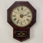 RELÓGIO - Antigo Relógio octoganal USA, 2 furos, sem chave, mostrador em metal, algarismos romanos. Med. 60x42x12 cm. Não testado e sem garantia.