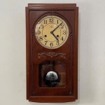 RELÓGIO - Antigo relógio de parede da marca H (Horasa) em madeira nobre, 2 furos, mostrador em metal, visor lapidado. Med. 59x31x12 cm. Não testado e sem garantia.