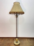 ABAJUR - Abajur de pé em metal dourado e alabastro. Med. 170x53 cm. Marcas do tempo e de uso. Não testados e sem garantia.