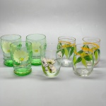 DEMI CRISTAL - Lote de 7 copos em demi cristal, pintados com o tema de flores e bambus. Med. 10 cm e 11 cm. Modelos diferentes.