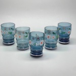 DEMI CRISTAL - Lote de 5 copos pintados a mão com flores brancas. Med. 11 cm.