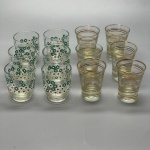 DEMI CRISTAL - Lote de 12 copos, sendo 2 conjuntos de 6 copos, decorados com flores e listras douradas. Med. 7,5 cm e 8 cm.