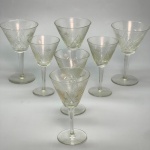 DEMI CRISTAL - Conjunto de 7 taças em demi cristal, lapidados, sendo 4 menores e 3 maiores. Med. 15,3 cm e 13,5 cm.