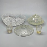 DEMI CRISTAL - Centro de mesa em formato de coração e lapidada com pássaros, manteigueira, tampa, copinho e porta vela. Med. 5x19x22 cm e 5 cm.