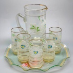 DEMI CRISTAL - Antiga jarra para suco, 5 copos, bandeja redonda. Med. 23 cm, 13 cm e 32 cm.