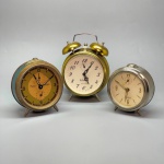 RELÓGIO - Lote de 3 antigos relógios despertadores. No estado. Maior 17 cm e menor 10 cm.
