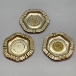METAL - Lote de 3 cinzeiros, brasão PII. Med. 9 cm. Um não possui o medalhão.