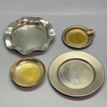 METAL - Lote de 4 peças diversas em metal espeddurada a prata. Med. 8 cm e 13 cm. Desgastes.