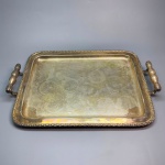 METAL - Bandeja retangular em metal espessurado a prata, borda em relevo. Med. 5x47x32 cm.