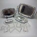 INOX - Lote de 4 bandejas retangulares em inox, decoradas com relevos, sem uso. Med. 44x27 cm e 20x11 cm. Acompanha 3 descansos de panela.