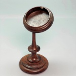 DIVERSOS - Porta relógios de bolso em jacarandá. Med. 13x7 cm. Marcas do tempo e de uso.