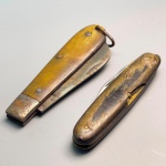 DIVERSOS - Lote de 2 canivetes cabos em osso. Marcas do tempo e de uso.