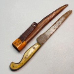 DIVERSOS - Antiga faca com cabo em osso, banha em couro. Desgastes.